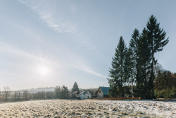 Chata Skelná Huť, re:architekti: Autoři se rozhodli vytvořit jednoduchý, jasně čitelný dům, kterému byla věnována zvýšená péče, co se týče materiálového řešení a řemeslných detailů.