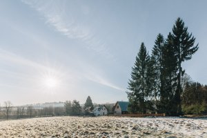 Chata Skelná Huť, re:architekti: Autoři se rozhodli vytvořit jednoduchý, jasně čitelný dům, kterému byla věnována zvýšená péče, co se týče materiálového řešení a řemeslných detailů.