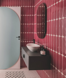 Obložení koupelny je taktéž růžové, tentokrát však v tmavších odstínech. (TUR House, OOIIO)