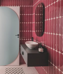 Obložení koupelny je taktéž růžové, tentokrát však v tmavších odstínech. (TUR House, OOIIO)