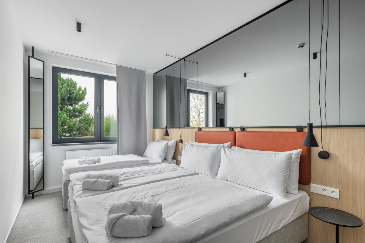 Hotel má 108 pokojů.