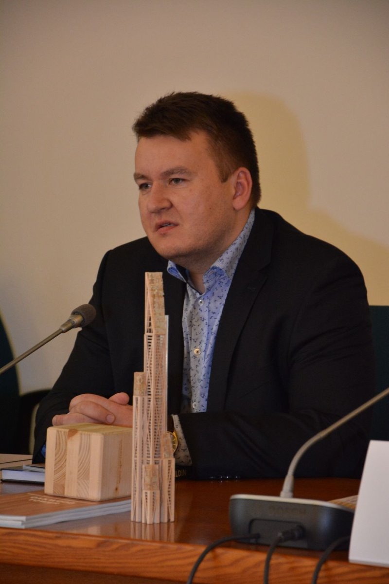 Patrik Mlynář na přednášce o dřevěných výškových budovách na MZe