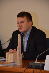 Patrik Mlynář na přednášce o dřevěných výškových budovách na MZe