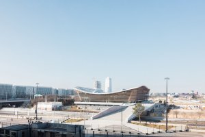 Budova je unikátní svým zastřešením - největší zavěšenou dřevěnou střechou na světě.