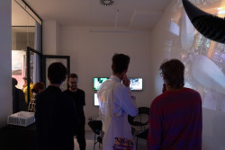 Do 13. října 2023 bude v kreativním hubu KUMST k vidění výstava Široký perimetr architektury