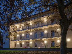 Do dvora dům směřuje pavlačemi, ze kterých rekonstrukce udělala soukromé balkony jednotlivých bytů. (Rekonstrukce pavlačového domu v Praze-Nuslích, Plus One Architects) 