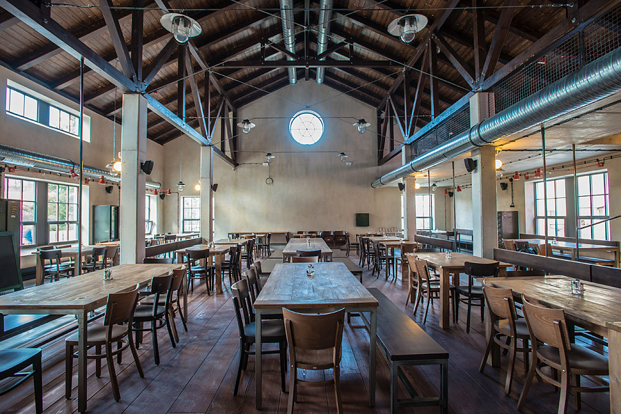 Restaurace Depo vznikla jako novostavba v Latránu. Podobných je zde minimum