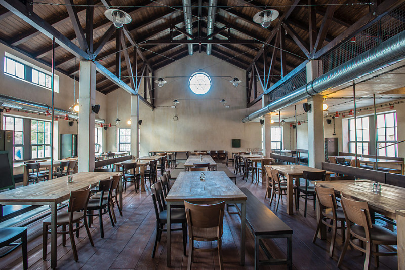 Restaurace Depo vznikla jako novostavba v Latránu. Podobných je zde minimum