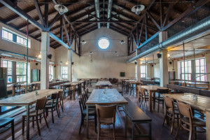 Restaurace Depo vznikla jako novostavba v Latránu. Podobných je zde minimum