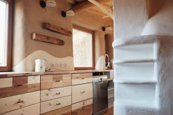 Od 4. do 6. dubna 2025 se v Kulturním zařízení Domovina koná konference Natural Homes Conference & Příběhy domů.