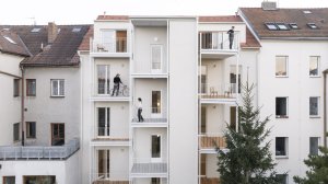 Vertikální směr zdůrazňuje také konstrukce, na níž jsou zavěšené balkony, a výtahová šachta.