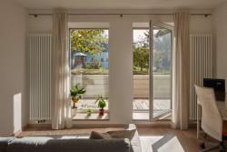 Nová terasa suterénního bytu v Praze od Matěje Šebka