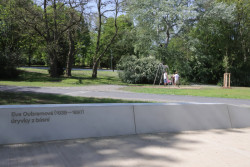 Do betonových lavic architekti navrhli otisknou úryvky básní Mostečanky Evy Oubramové. (Park Střed v Mostě, Rehwaldt Landscape Architects + Atelier Hoffman)