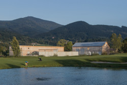 Zázemí údržby golfového rezortu v Ostravici pod Lysou horou od PAPOUSEK & SILHAN ARCHITECTS