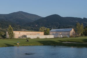 Zázemí údržby golfového rezortu v Ostravici pod Lysou horou od PAPOUSEK & SILHAN ARCHITECTS