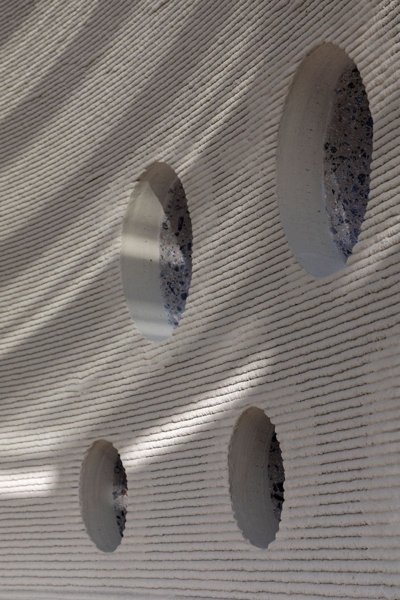 Díky 3D tisku má stavba strukturu, která připomíná přírodní geologické útvary.