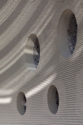 Díky 3D tisku má stavba strukturu, která připomíná přírodní geologické útvary.