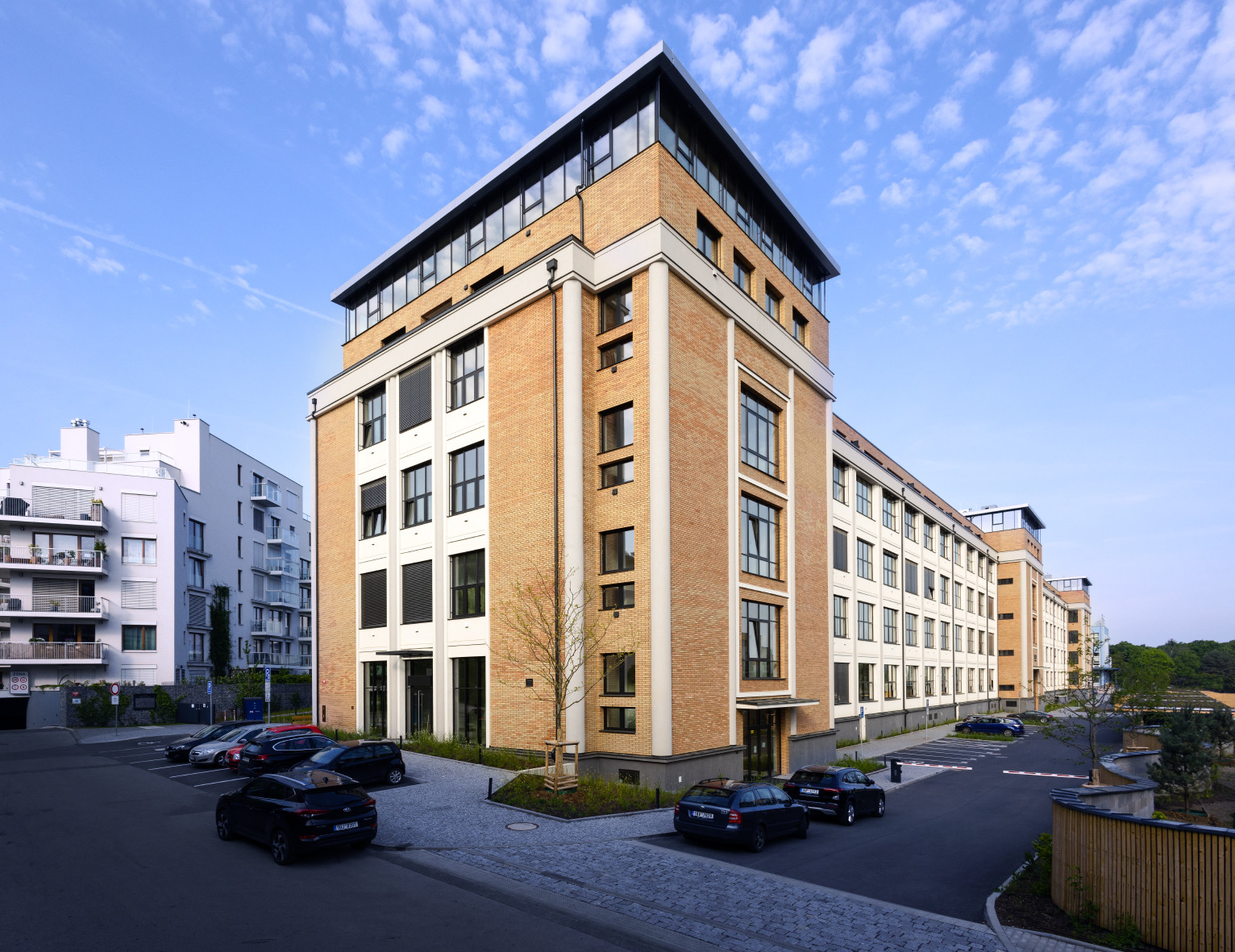 Továrna Meopta vyráběla dalekoholedy, fotoaparáty a další optiku. Dnes tu ale bydlí lidé a bývalá továrna se změnila v rezidenční palác podle projektu ateliéru Jakub Cigler Architekti.