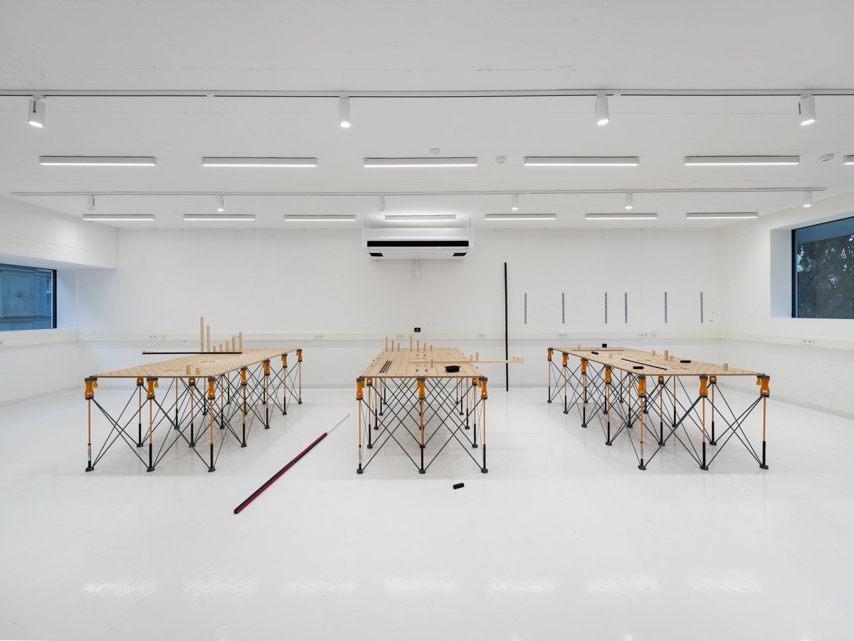 Uvnitř nových ateliérů (Přístavba Pedagogické fakulty Masarykovy univerzity v Brně, studio dílna)