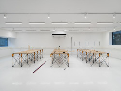 Uvnitř nových ateliérů (Přístavba Pedagogické fakulty Masarykovy univerzity v Brně, studio dílna)