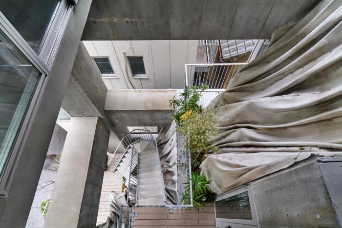 Nižšími patry prochází zelené atrium.  (Ryozan Park Green, Akihisa Hirata Architecture Office)