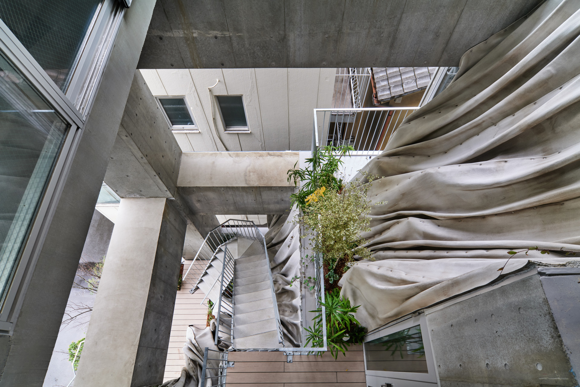 Nižšími patry prochází zelené atrium.  (Ryozan Park Green, Akihisa Hirata Architecture Office)