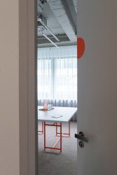 „Všechny jednací místnosti mají světlý koberec a přiznaný technický strop, který je barevně sjednocený. Vstup a chodby mají naopak tmavý koberec a jednotící kovový podhled z tahokovu,“ vyjmenovávají ještě architekty z ateliéru HRA. (Kanceláře právnické firmy Rowan Legal, ateliér HRA)