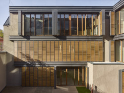 Do dvora Rezidence Gotthardská směřují velká francouzská okna. (Rezidence Gotthardská v Praze, NEDVEDARCHITETI)