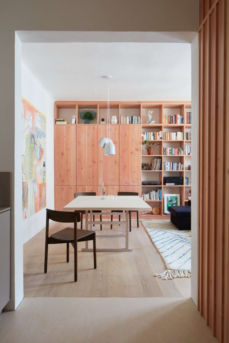 V bytě nenajdeme stropní světla, s výjimkou lustru nad jídelním stolem. (Plus One Architects, byt ve Vršovicích)