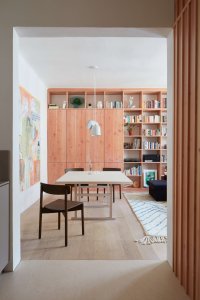 V bytě nenajdeme stropní světla, s výjimkou lustru nad jídelním stolem. (Plus One Architects, byt ve Vršovicích)