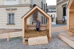 Sláma se osvědčila už loni. Architekti z Consequence forma ji využili na Moravském náměstí, jehož novou podobu též navrhli. (Consequence forma architects, dětská vesnička v Brně)