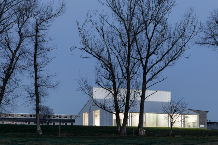 White Shed - zemědělské dílny Opatov, Atelier 111 architekti/ Veronika Indrová, Jiří Weinzettl