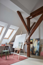 Rekonstrukce domu v Jindřichově Hradci od Matěje Šebka a Martina Petříka: Je zde taky výtvarný ateliér.