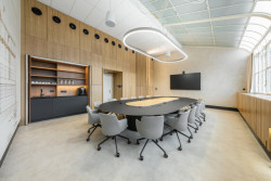 Barevnost architektky přizpůsobily přírodním tónům, zejména béžové a přírodní lazurované úpravě dřevěných materiálů. (Zasedací místnost Státní tiskárny cenin; JKH Architects)