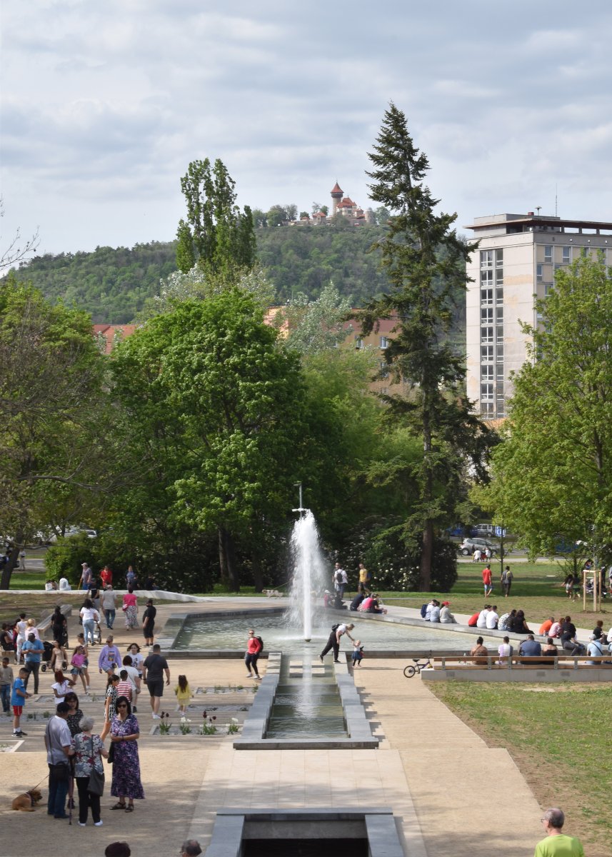 Vodní nádrž s vodotryskem byla dominantou parku už v 70. letech, při rekonstrukci i se obnovila. (Park Střed v Mostě, Rehwaldt Landscape Architects + Atelier Hoffman)