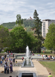 Vodní nádrž s vodotryskem byla dominantou parku už v 70. letech, při rekonstrukci i se obnovila. (Park Střed v Mostě, Rehwaldt Landscape Architects + Atelier Hoffman)