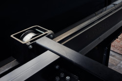 Mezipatro je smontováno z několika ocelových dílů