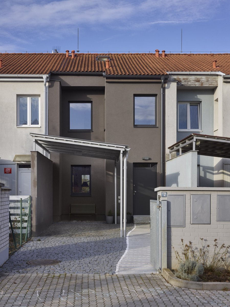 Rekonstrukce řadového domu v Újezdu nad Lesy od architektky Terezy Čudové Ajmové