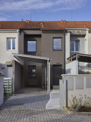Rekonstrukce řadového domu v Újezdu nad Lesy od architektky Terezy Čudové Ajmové