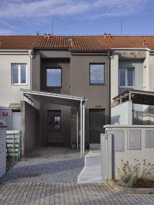 Rekonstrukce řadového domu v Újezdu nad Lesy od architektky Terezy Čudové Ajmové