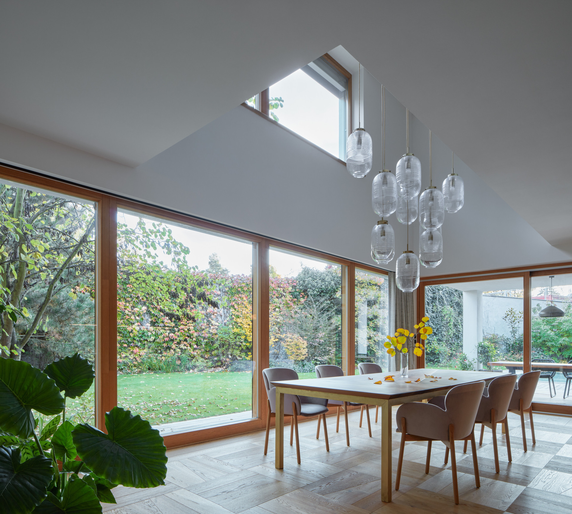 Interiéry vily v Klánovicích, KURZ architects: Vila tu už stojí déle, podoba jejích interiérů ale pochází teprve z minulého roku.