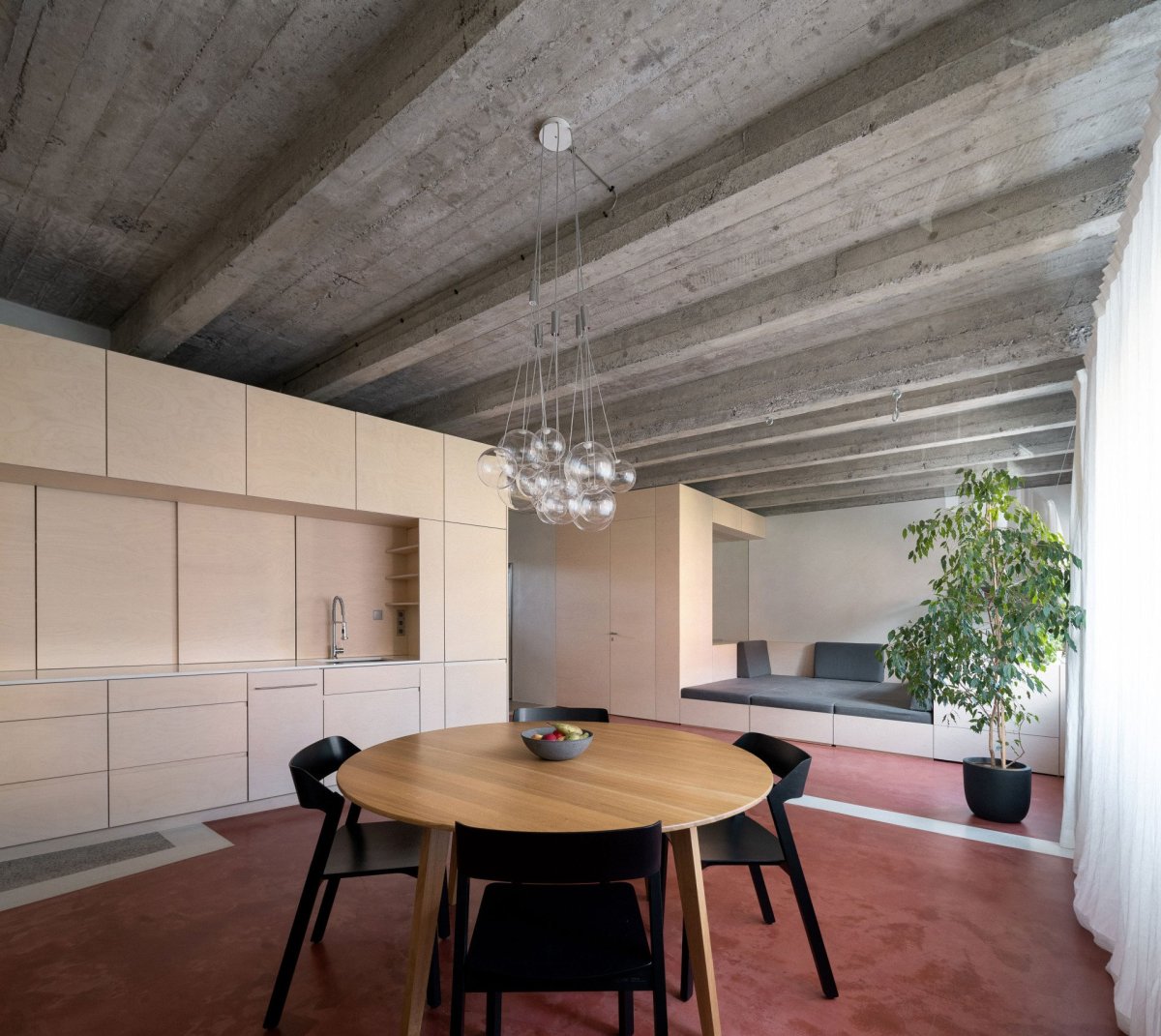 PROGRES ARCHITEKTI - Byt + byt: Interiéru dominuje odhalená betonová konstrukce