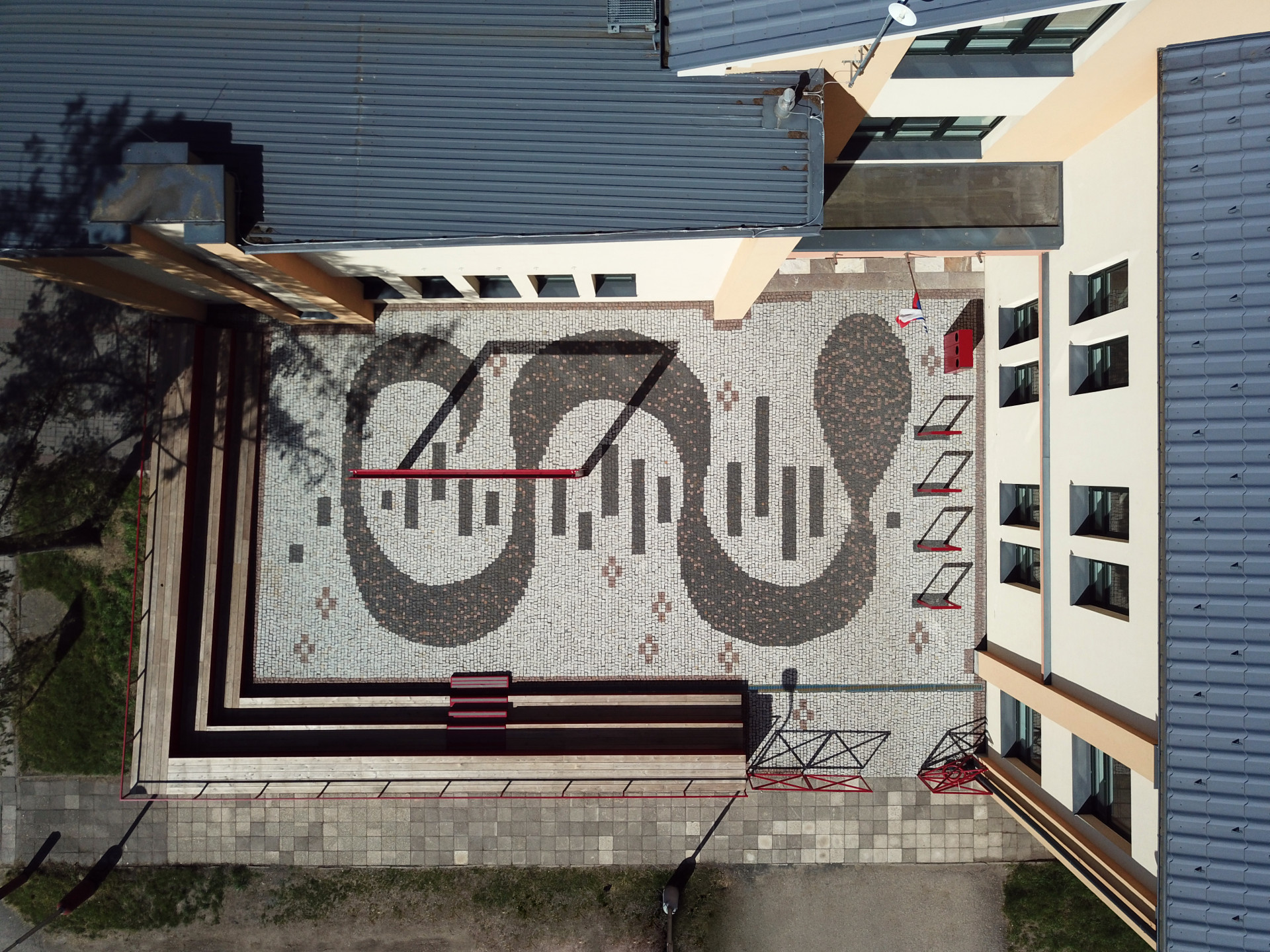 Na zemi je mozaika, říká se jí Had potkává zebru a stojí za ní umělkyně Adéla Součková. Dá se po ní skákat, běhat a funguje jako osobité site-specific umělecké dílo - byla totiž navržena pouze pro toto místo.