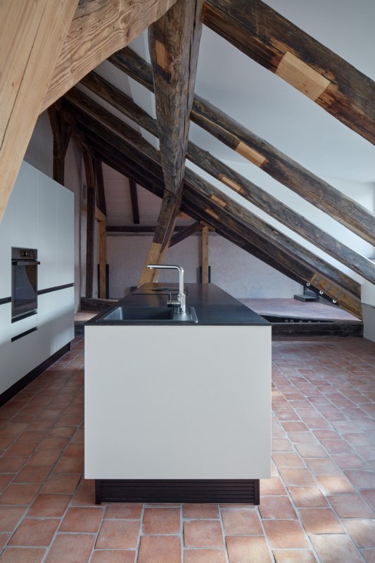 Rekonstrukci činžovního domu v Havelské ulici, QARTA Architektura: Pohled do obytného podkroví