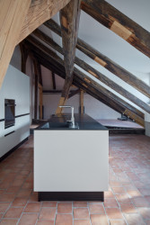 Rekonstrukci činžovního domu v Havelské ulici, QARTA Architektura: Pohled do obytného podkroví