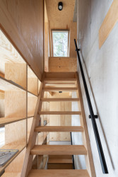 Architekti Martin Maňo a Tomáš Amtmann navrhli na břehu slovenské vodní nádrže Horná Studená Voda dřevěnou chatu