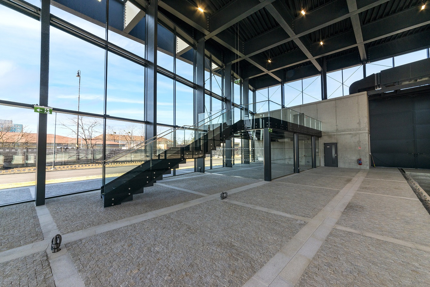 Depozitář jako vitrína pro vozy automobilky Tatra od dvojice Jiří Liškutín a Ladislav Zahradníček