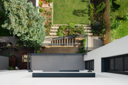 Rekonstrukce řadového domu u letiště, No Architects