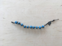 Korálkový náramek, který se našel při bouracích pracích pod podlahou. (Rodinný dům v Kohoutovicích, Ateliér Kopecký)