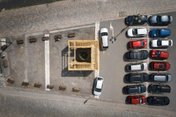 V Hradci Králové si připomínají 800 let od první zmínky o městě. Při té příležitosti vznikla kolem studny na náměstí dřevěná umělecká instalace.